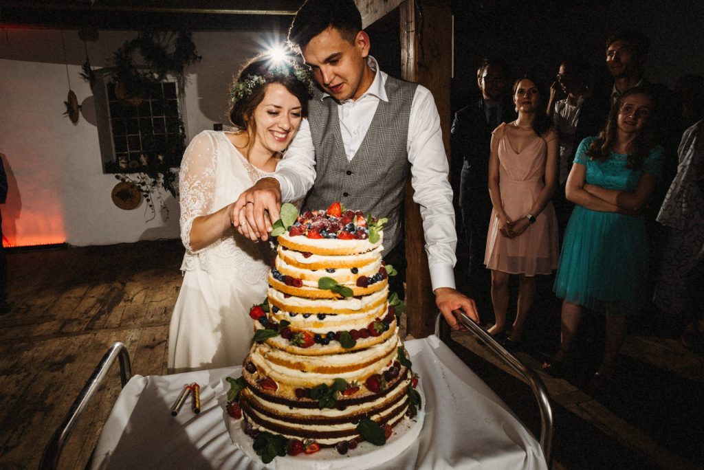 Krojenie tortu weselnego